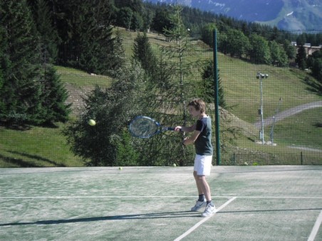 Curso de tenis para adolescentes (11-17 años) - 1h30/día - Les Arcs